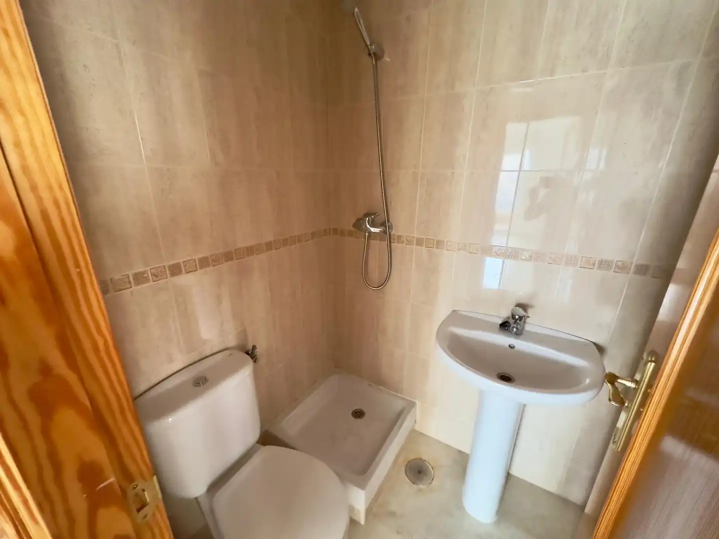 Bany de Apartament en venda en Benidorm amb Jardí privat, Terrassa i Piscina comunitària