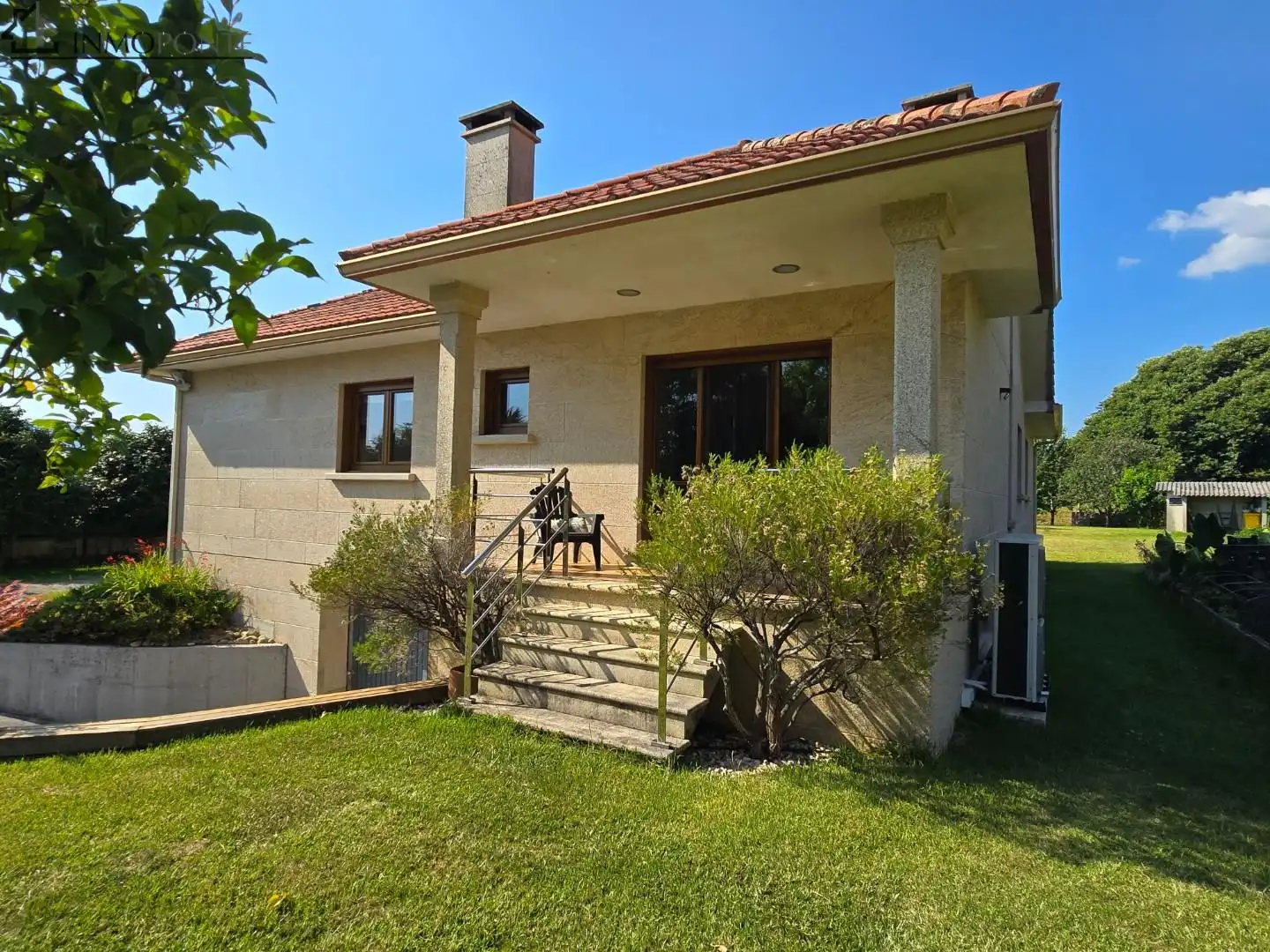 Vista exterior de Casa o xalet en venda en Pontevedra Capital  amb Calefacció, Jardí privat i Terrassa