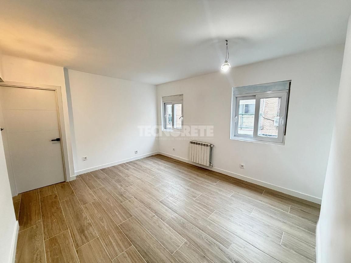 Bedroom of Flat for sale in  Madrid Capital