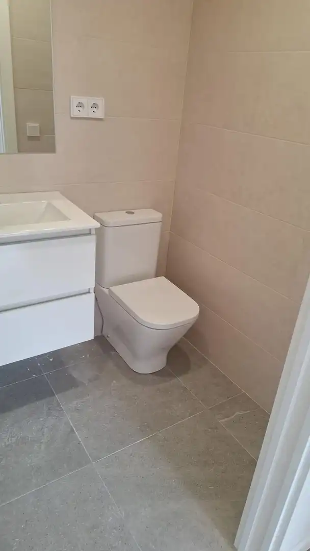 Badezimmer von Wohnung zur Miete in Santa Coloma de Gramenet mit Klimaanlage, Heizung und Parkett