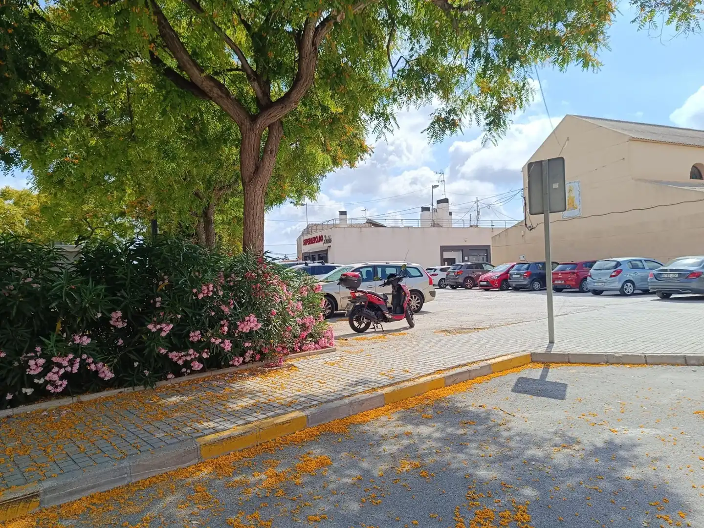 Parkplatz von Einfamilien-Reihenhaus zum Verkauf in Elche / Elx mit Privatgarten, Terrasse und Gemeinschaftspool