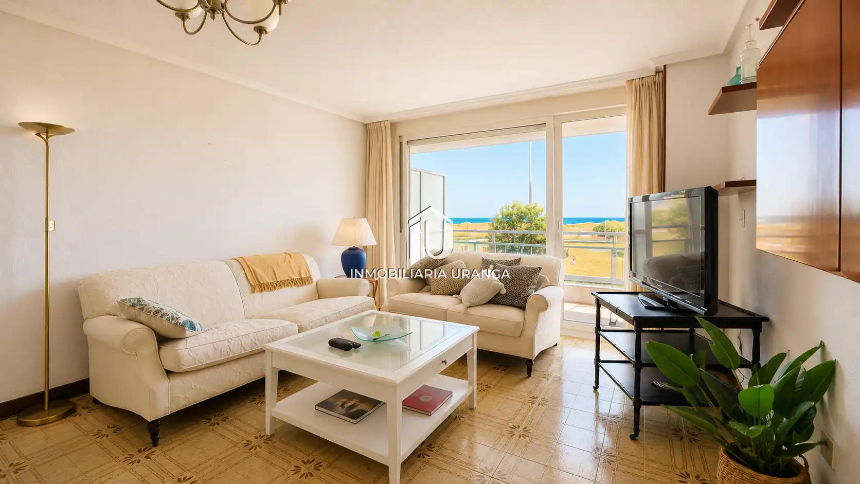 Sala de estar de Piso en venta en Laredo con Calefacción, Terraza y Piscina comunitaria