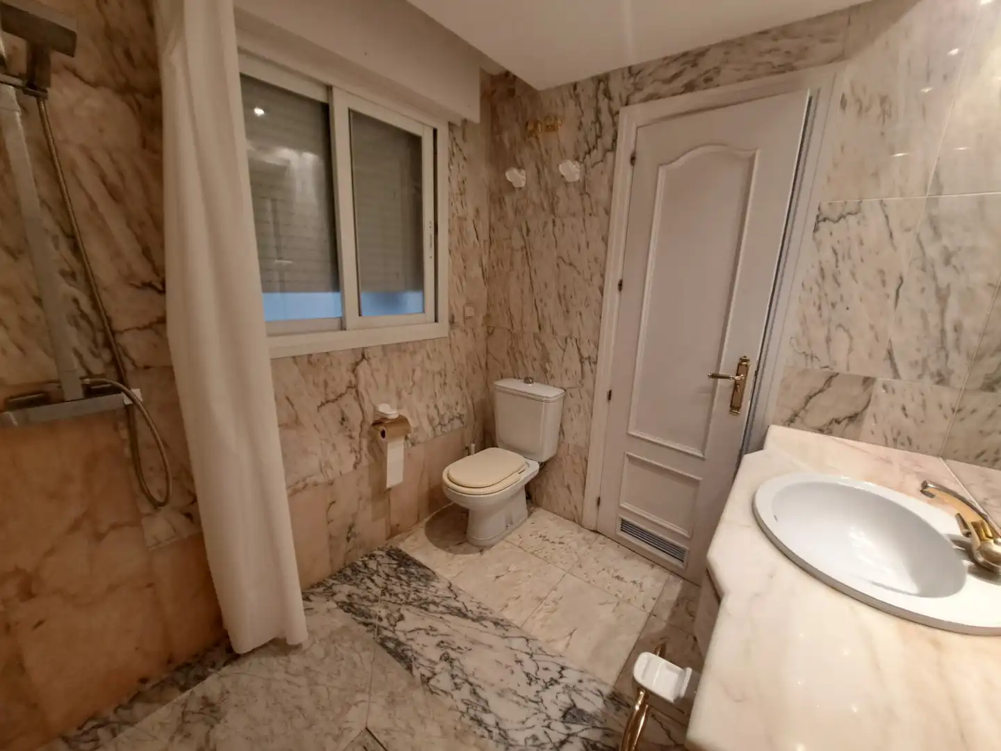 Badezimmer von Wohnung zur Miete in Marbella mit Klimaanlage, Heizung und Terrasse