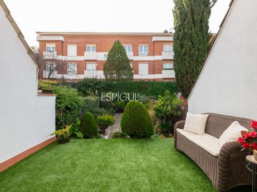 Adosado con balcón en venta en Enllaç 9 casa 2