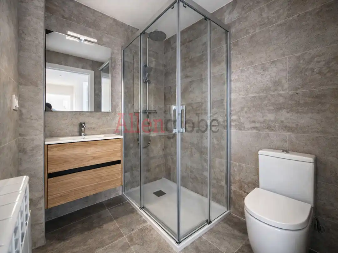 Badezimmer von Wohnung zur Miete in Gijón  mit Heizung und Abstellraum