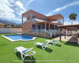 Vista exterior de Casa o xalet en venda en Adeje amb Aire condicionat, Jardí privat i Terrassa