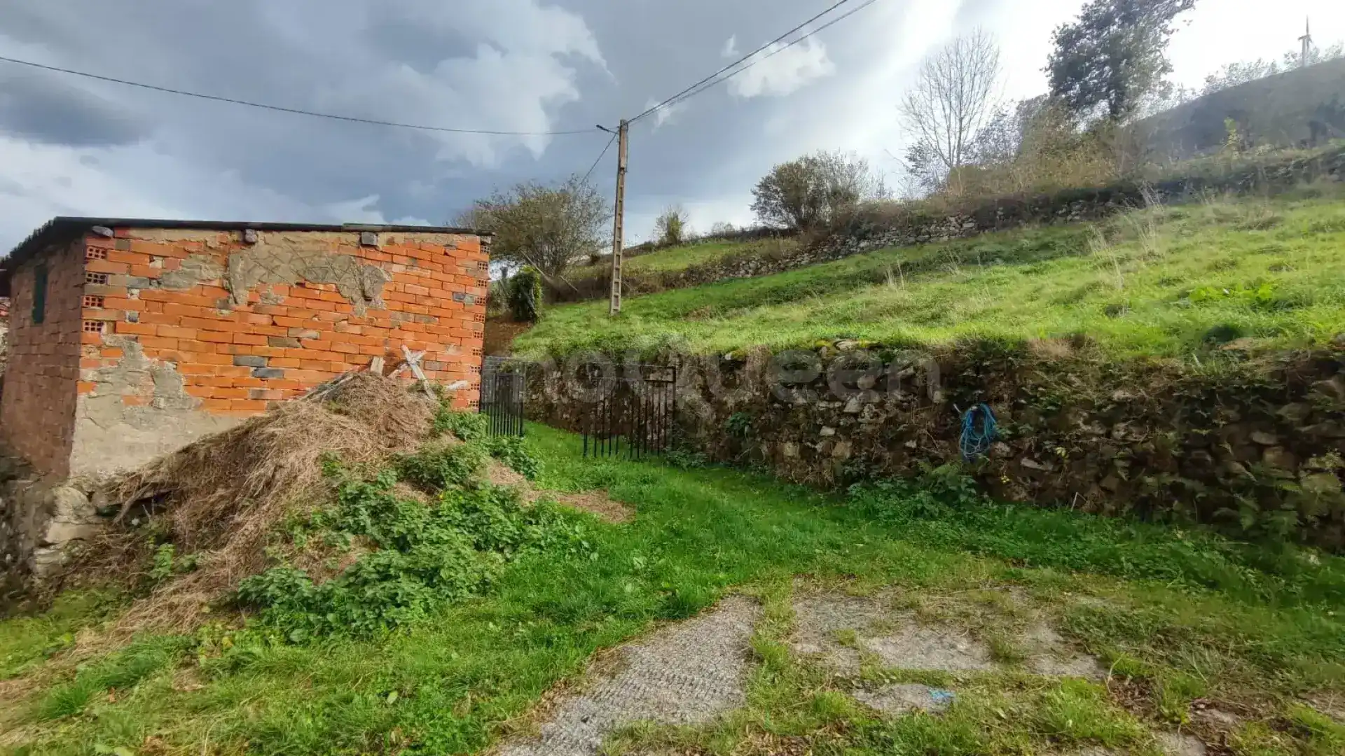 Casa o xalet en venda en Belmonte de Miranda amb Jardí privat