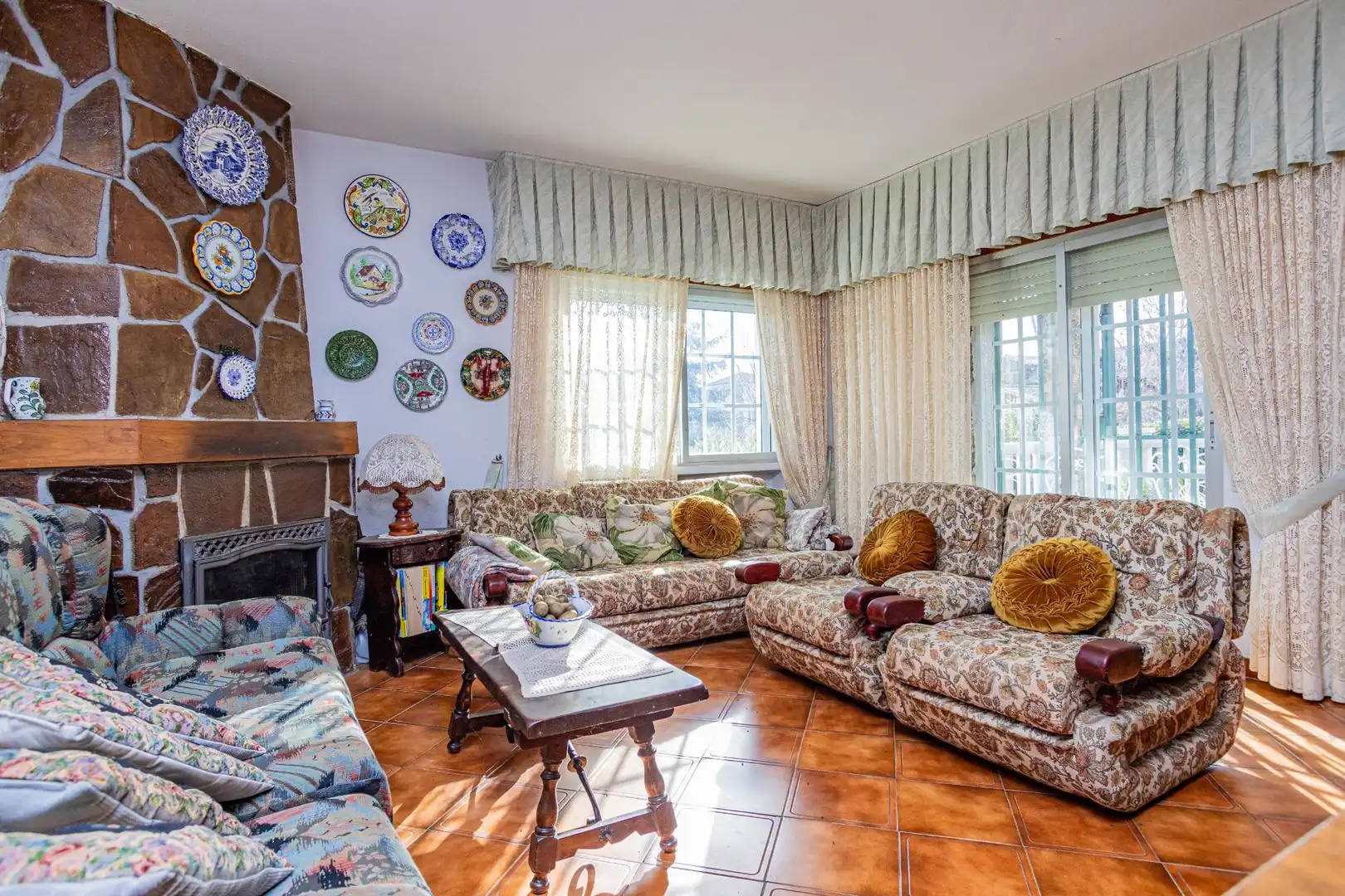 Sala d'estar de Casa o xalet en venda en Miraflores de la Sierra amb Calefacció, Jardí privat i Terrassa