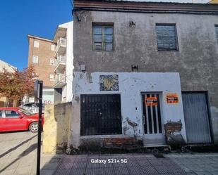 Vista exterior de Casa o xalet en venda en Fabero amb Jardí privat