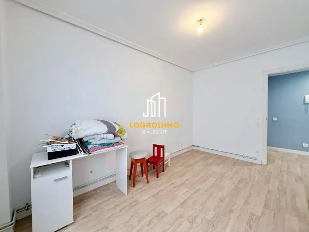 Flat for sale in  Logroño  with Air Conditioner, Heating and Parquet flooring