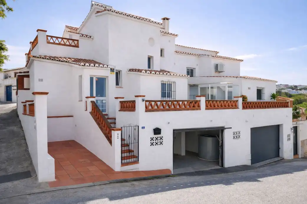 Vista exterior de Casa adosada en venda en Mijas amb Jardí privat, Terrassa i Traster
