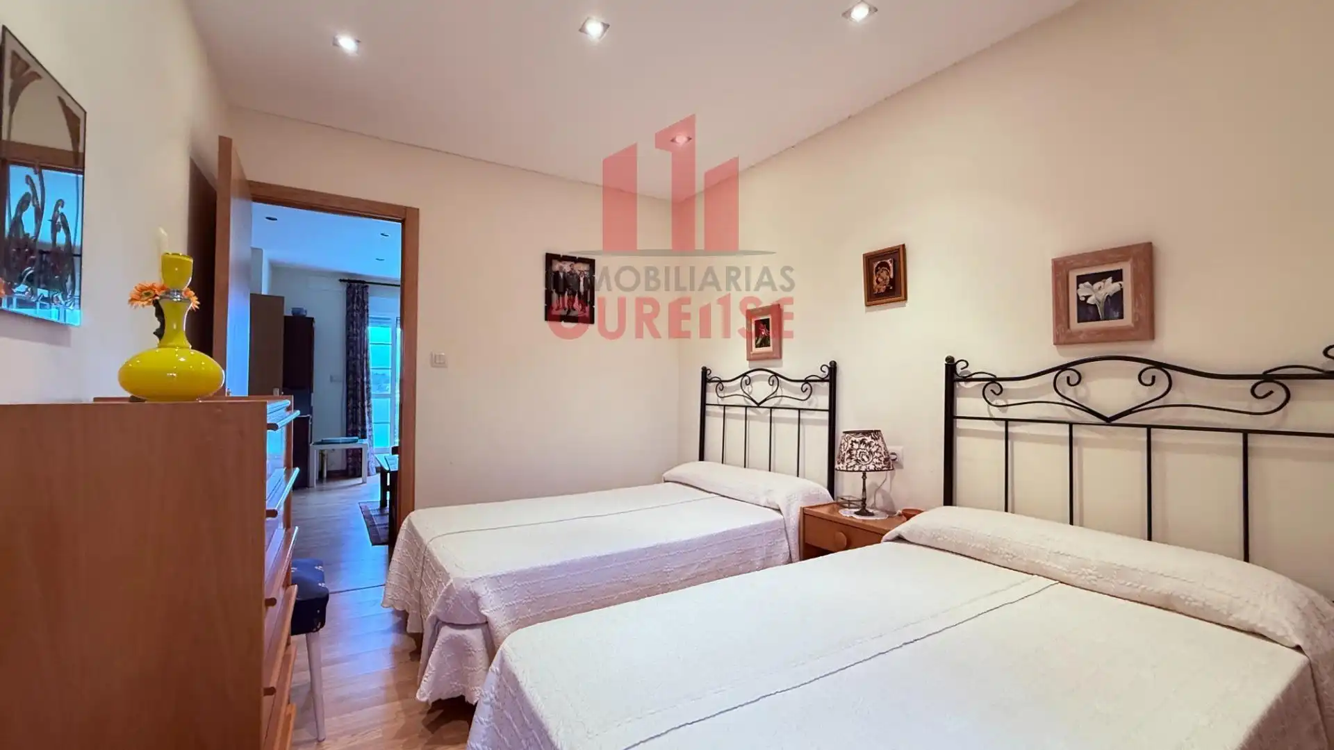 Dormitori de Casa o xalet en venda en San Cibrao das Viñas amb Terrassa i Moblat