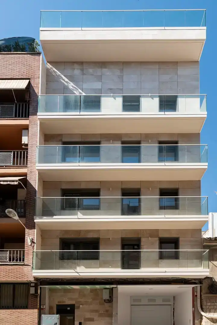 Außenansicht von Wohnung zur Miete in  Zaragoza Capital mit Klimaanlage und Balkon