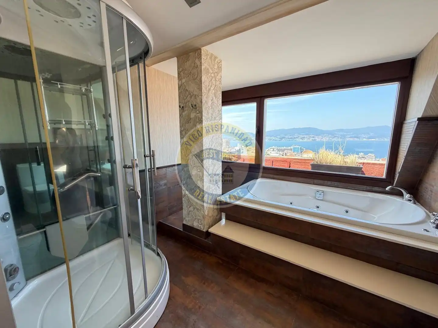 Badezimmer von Dachboden zur Miete in Vigo  mit Heizung, Parkett und Terrasse