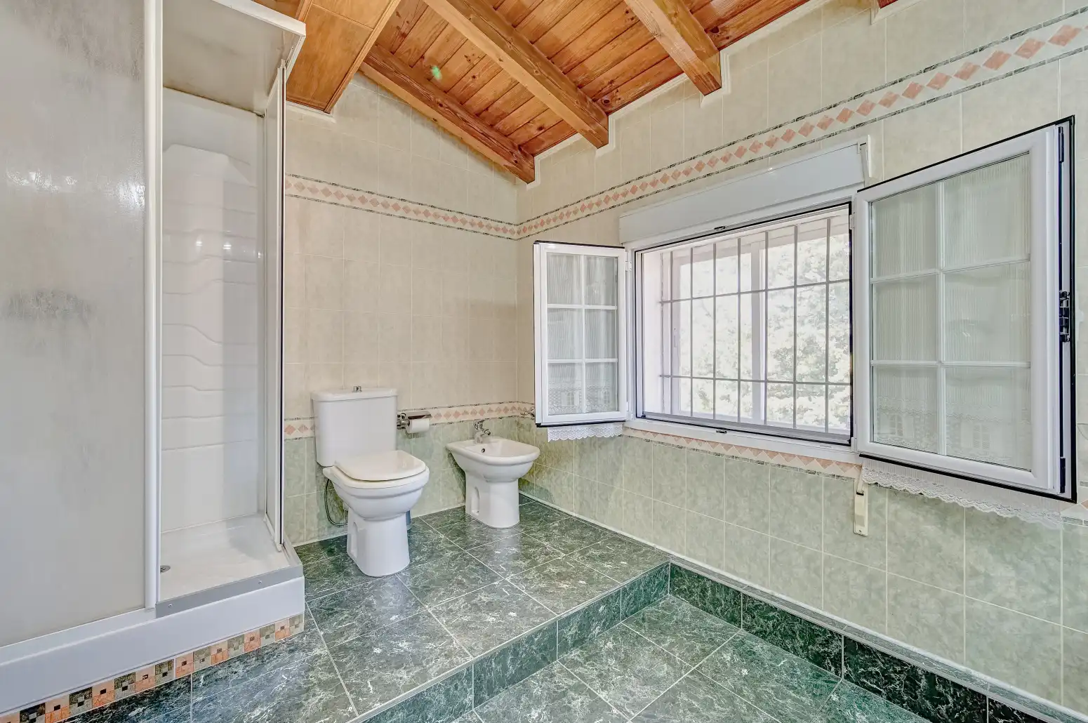 Badezimmer von Haus oder Chalet zum Verkauf in Aranguren mit Klimaanlage, Heizung und Privatgarten