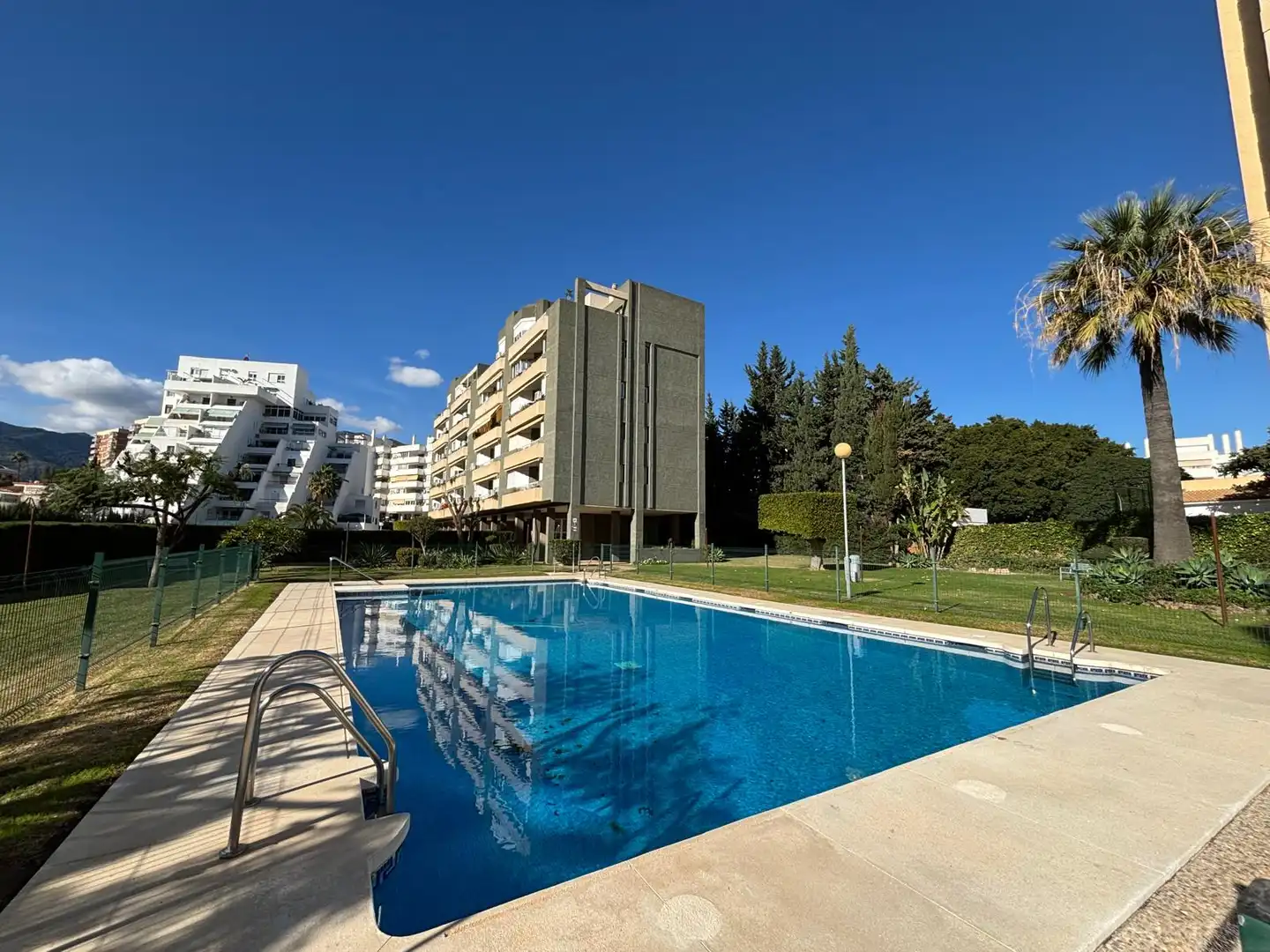 Piscina de Pis en venda en Benalmádena amb Terrassa i Piscina comunitària