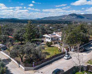 Vista exterior de Casa o xalet en venda en Valdemorillo amb Aire condicionat, Jardí privat i Terrassa