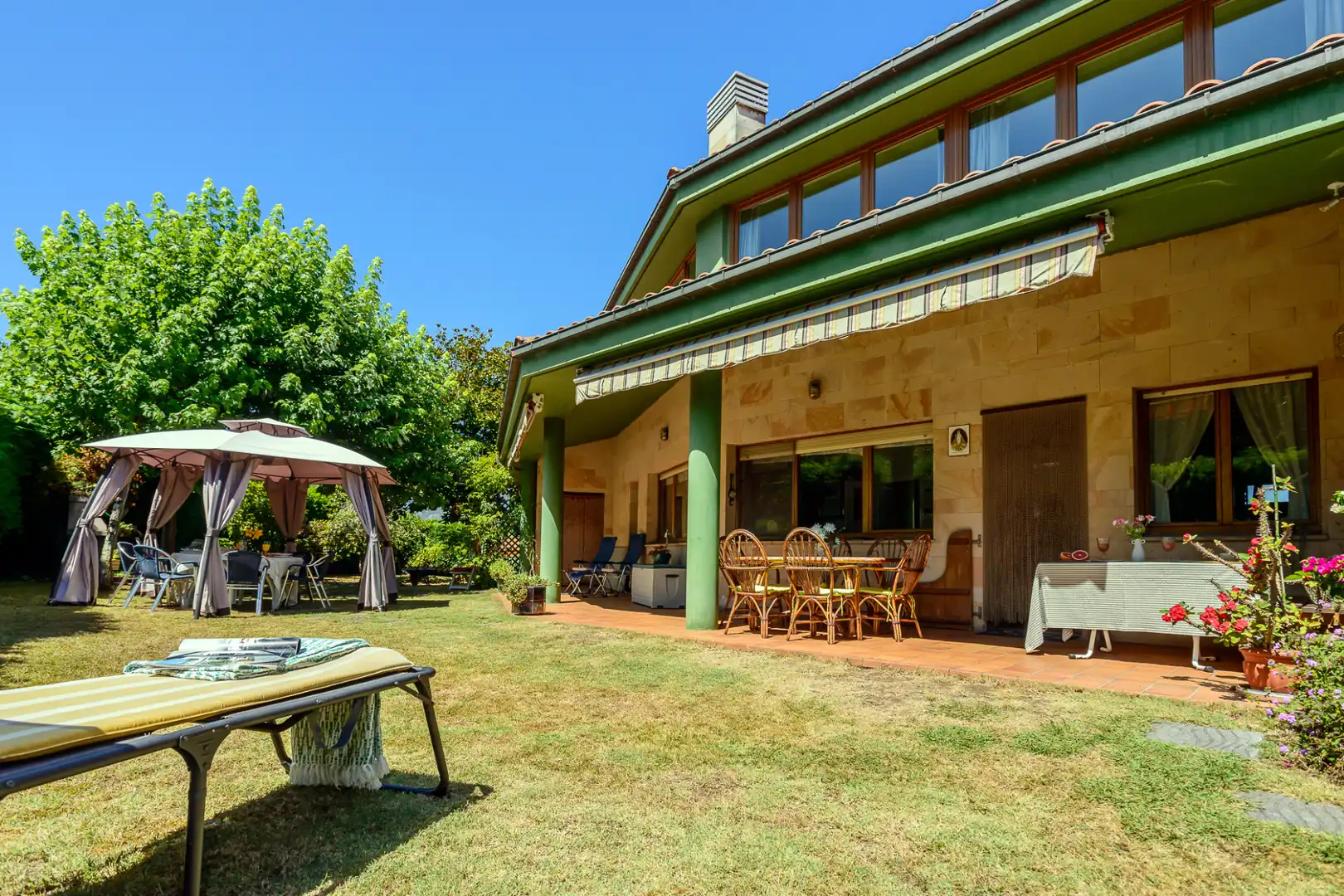 Jardín de Casa o chalet en venta en Oviedo  con Calefacción, Jardín privado y Parquet