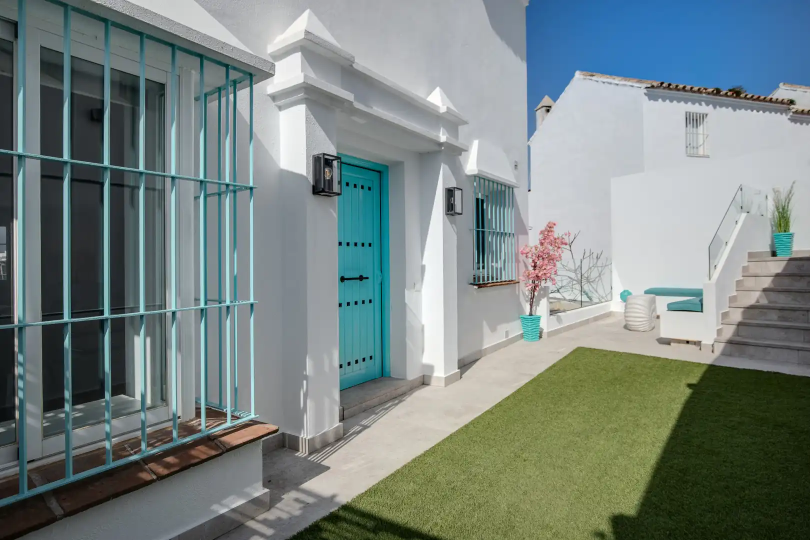 Vista exterior de Casa adosada en venda en Marbella amb Aire condicionat, Jardí privat i Terrassa