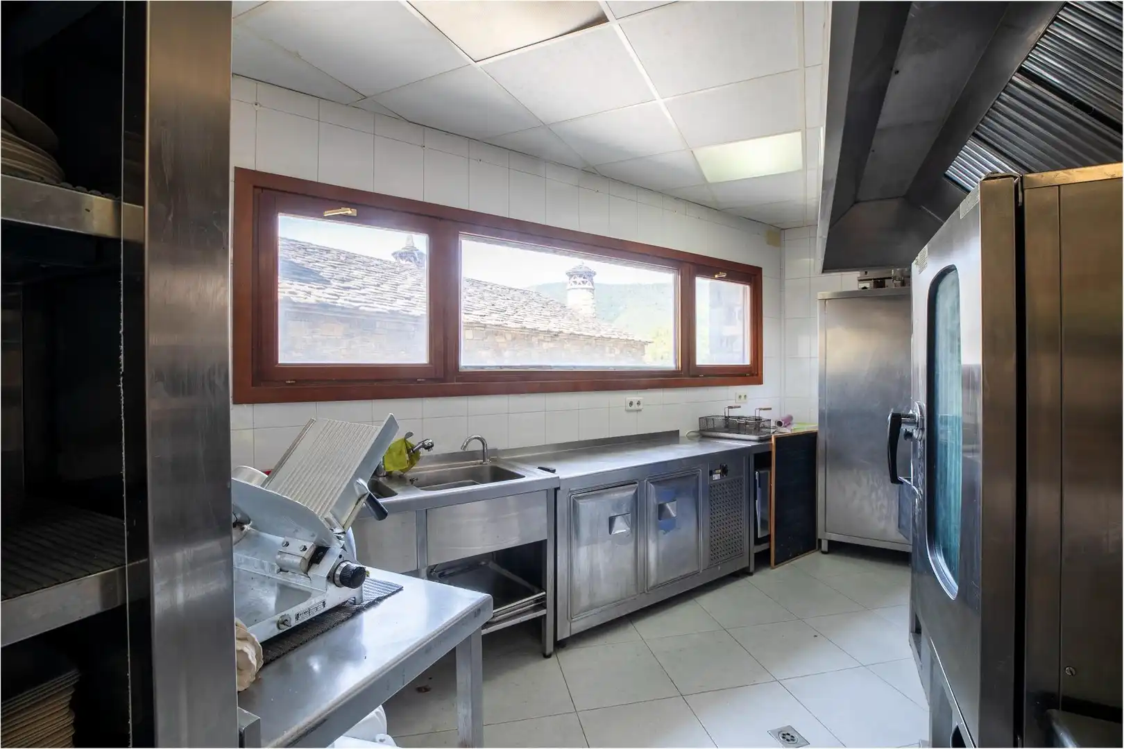 Cuina de Casa o xalet en venda en Boltaña amb Calefacció, Terrassa i Moblat