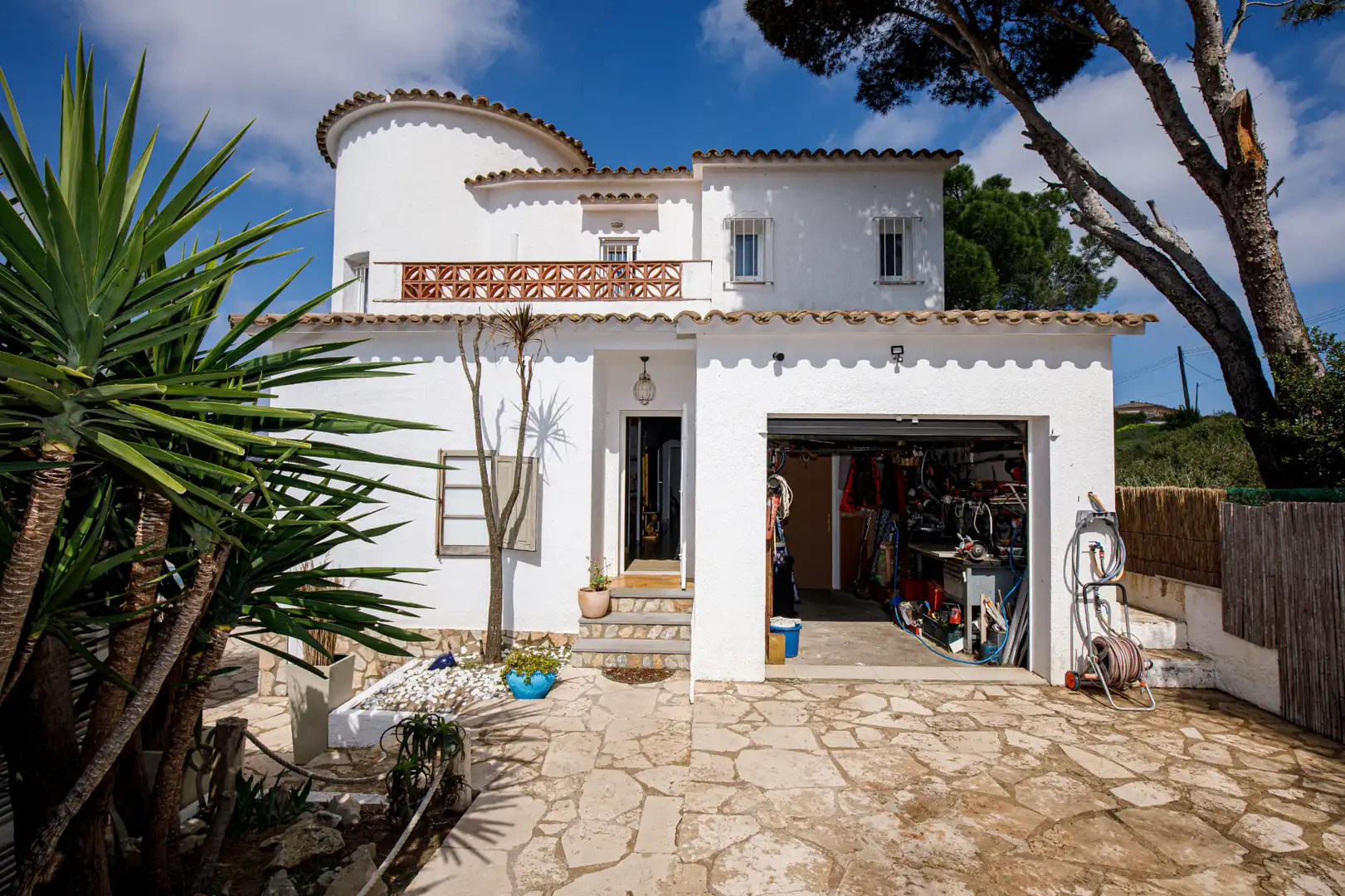 Vista exterior de Casa o xalet en venda en L'Escala amb Aire condicionat, Jardí privat i Terrassa