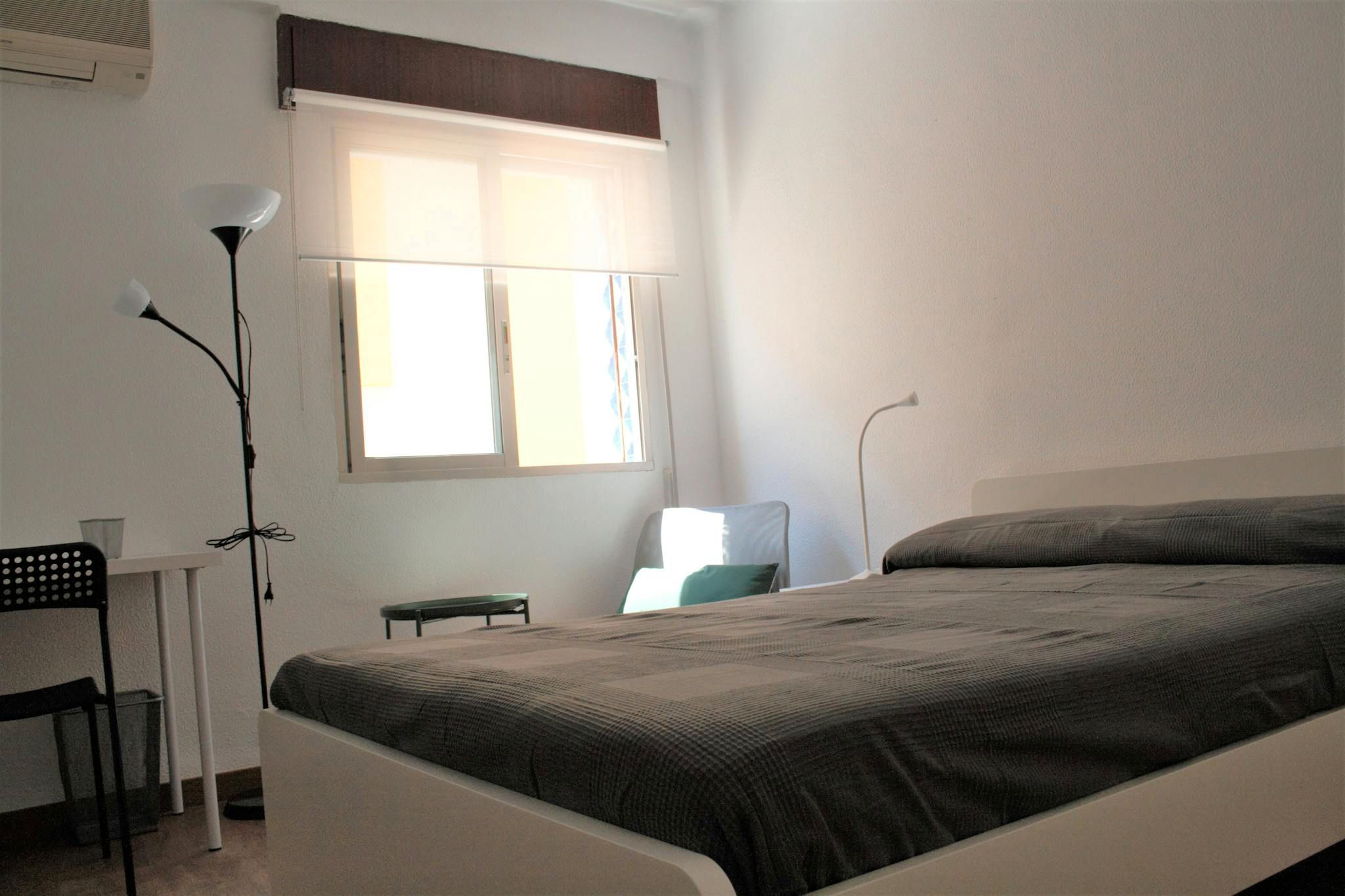 Bedroom of Flat to share in  Sevilla Capital  with Air Conditioner, Furnished and Washing machine