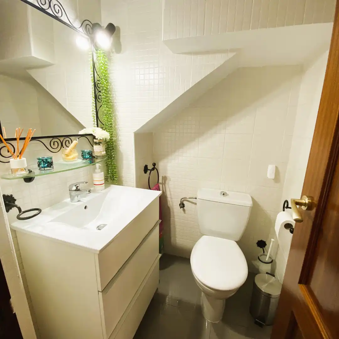 Baño de Casa adosada en venta en Dos Hermanas con Aire acondicionado, Parquet y Trastero