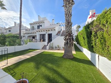 Casa aparellada amb piscina en venda a Orihuela Costa