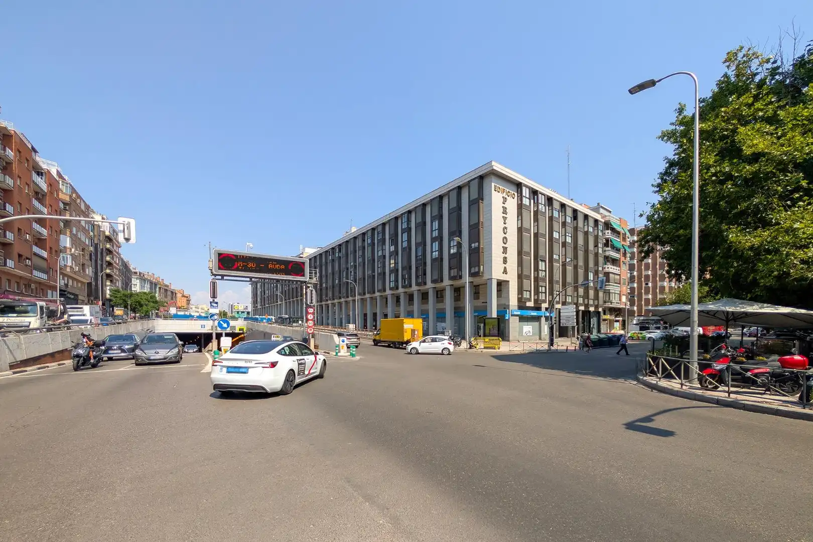 Vista exterior de Piso en venta en Madrid con Calefacción, Parquet y Balcón