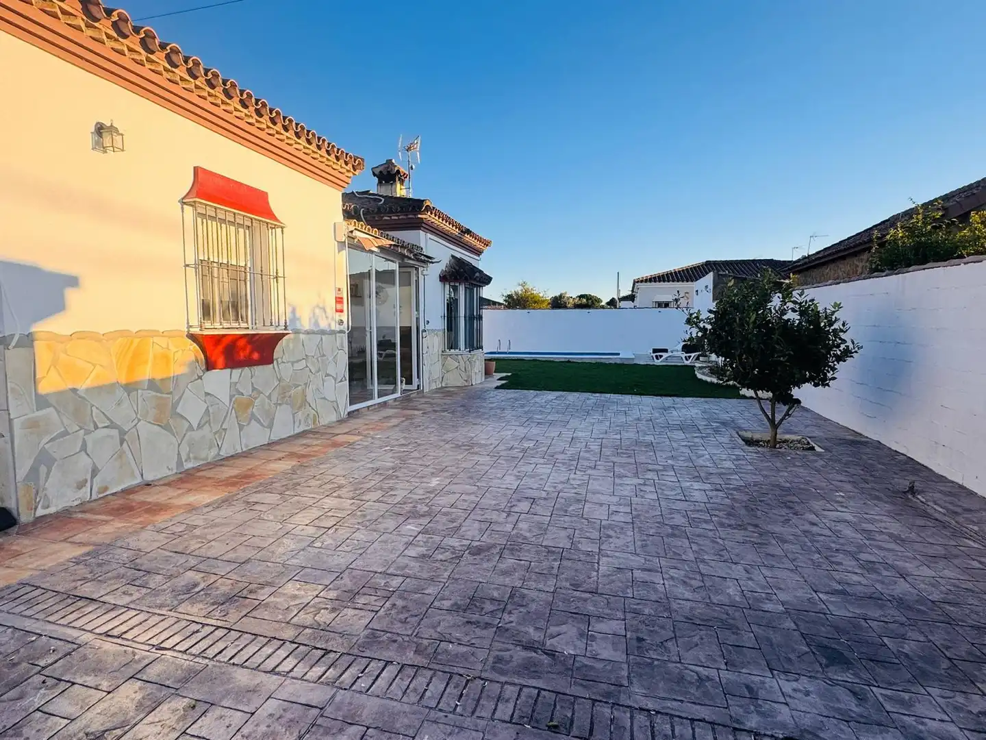 Terrassa de Casa o xalet en venda en Chiclana de la Frontera amb Aire condicionat, Jardí privat i Traster