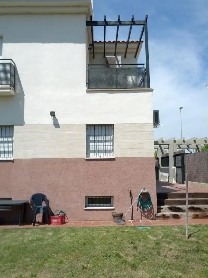 Vista exterior de Casa o xalet de lloguer en Jerez de la Frontera amb Aire condicionat, Calefacció i Jardí privat