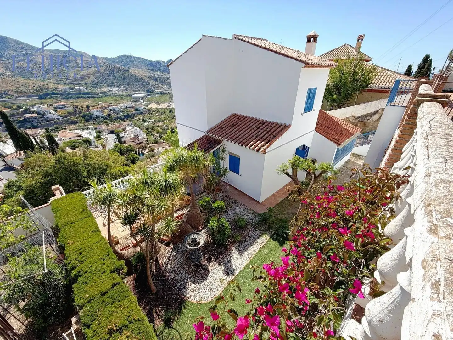 Vista exterior de Casa o xalet en venda en Almuñécar amb Jardí privat, Terrassa i Piscina