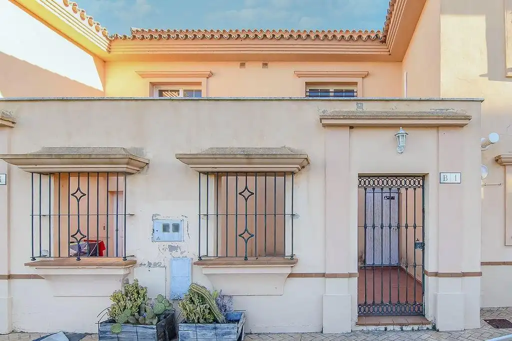Vista exterior de Casa adosada en venda en Sanlúcar de Barrameda amb Jardí privat, Terrassa i Alarma