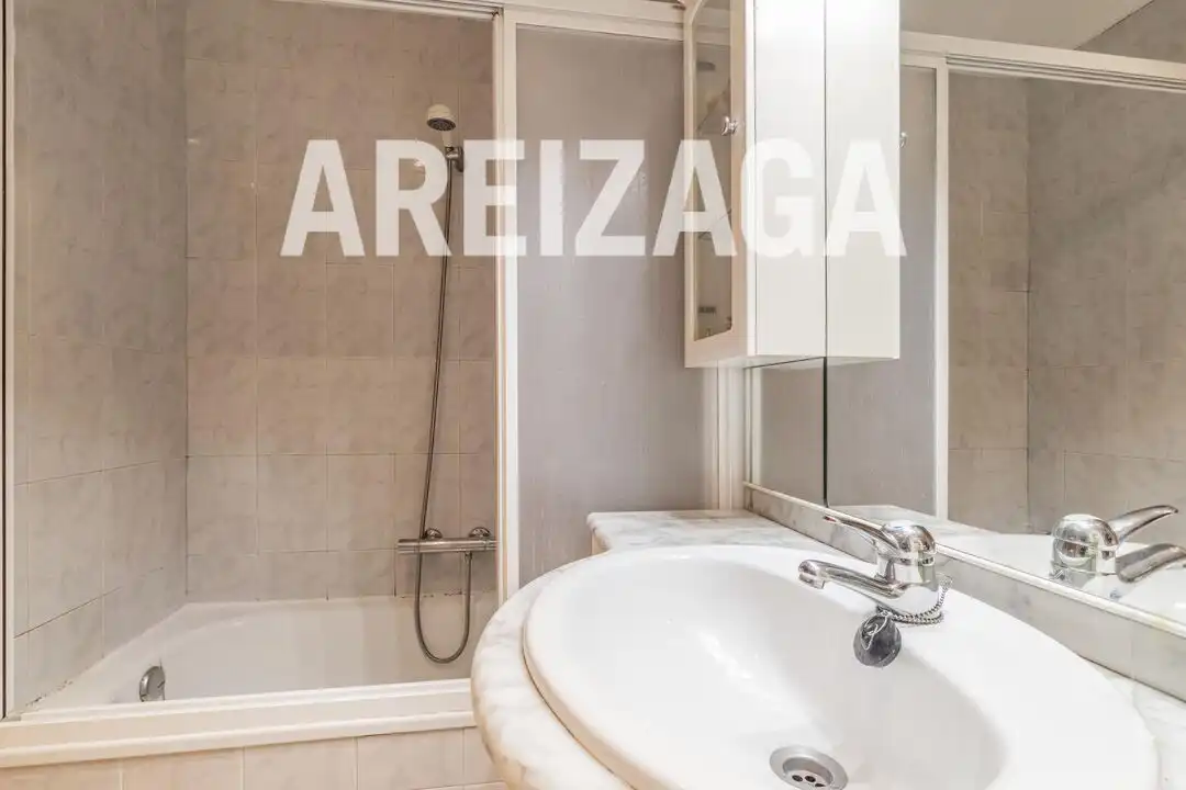 Baño de Piso en venta en Donostia - San Sebastián  con Calefacción, Terraza y Trastero