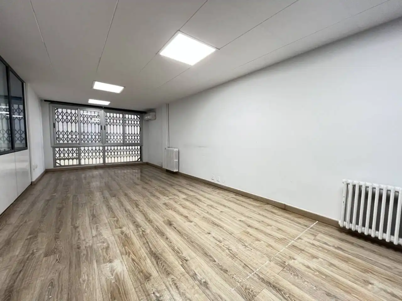 Büro zur Miete in Barcelona mit Klimaanlage, Heizung und Alarm