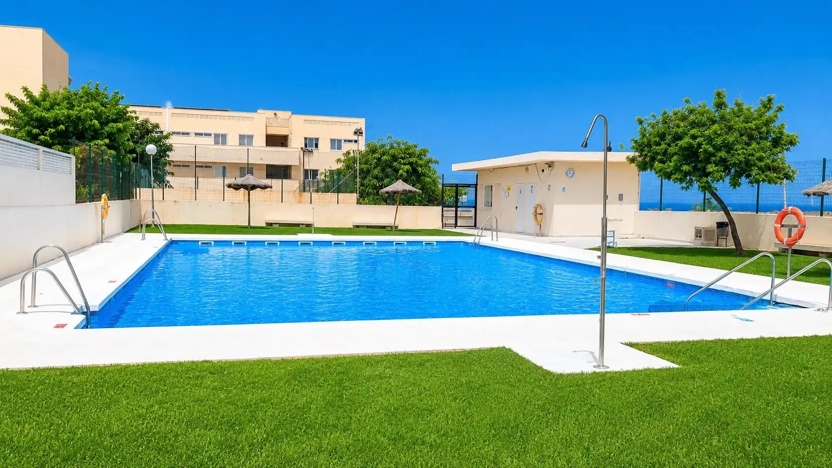 Piscina de Pis de lloguer en Almería amb Aire condicionat, Calefacció i Jardí privat