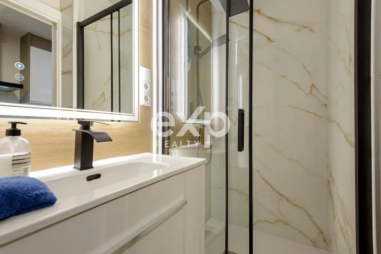 Bany de Pis en venda en Gijón  amb Aire condicionat, Calefacció i Moblat