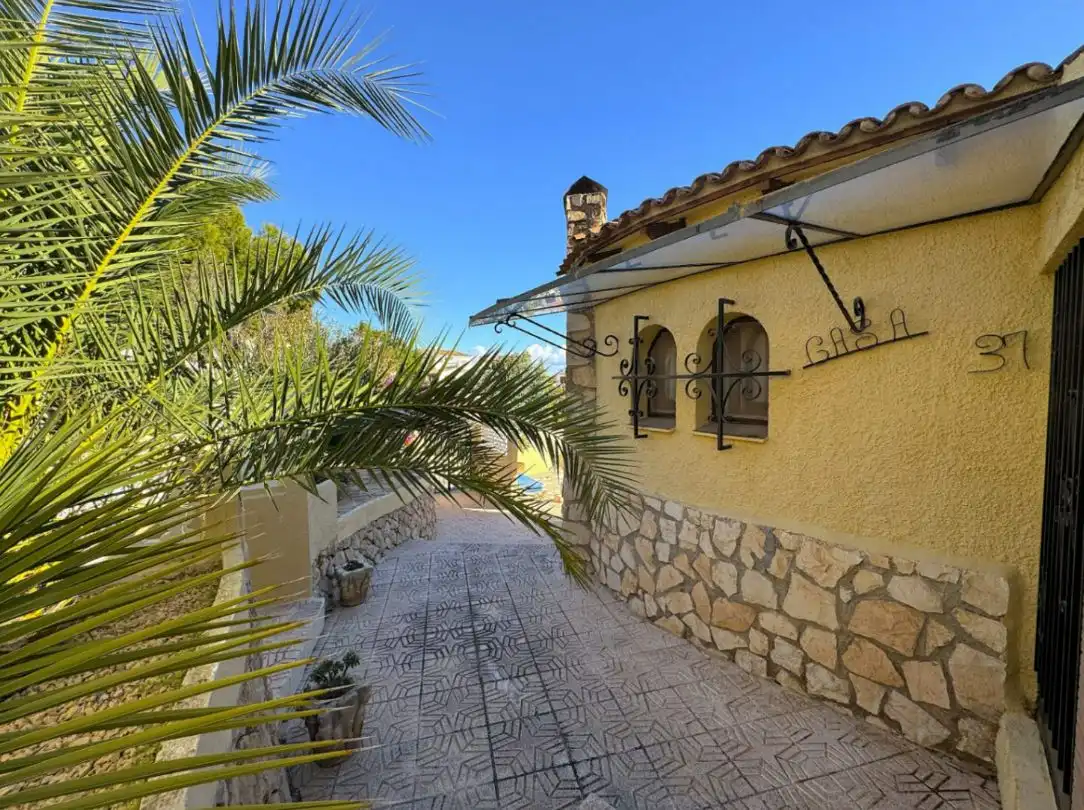 Außenansicht von Haus oder Chalet zum Verkauf in Calpe / Calp mit Klimaanlage, Heizung und Privatgarten