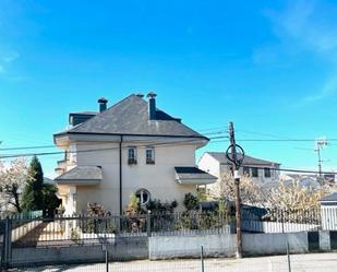 Vista exterior de Casa adosada en venda en Ponferrada amb Terrassa i Balcó