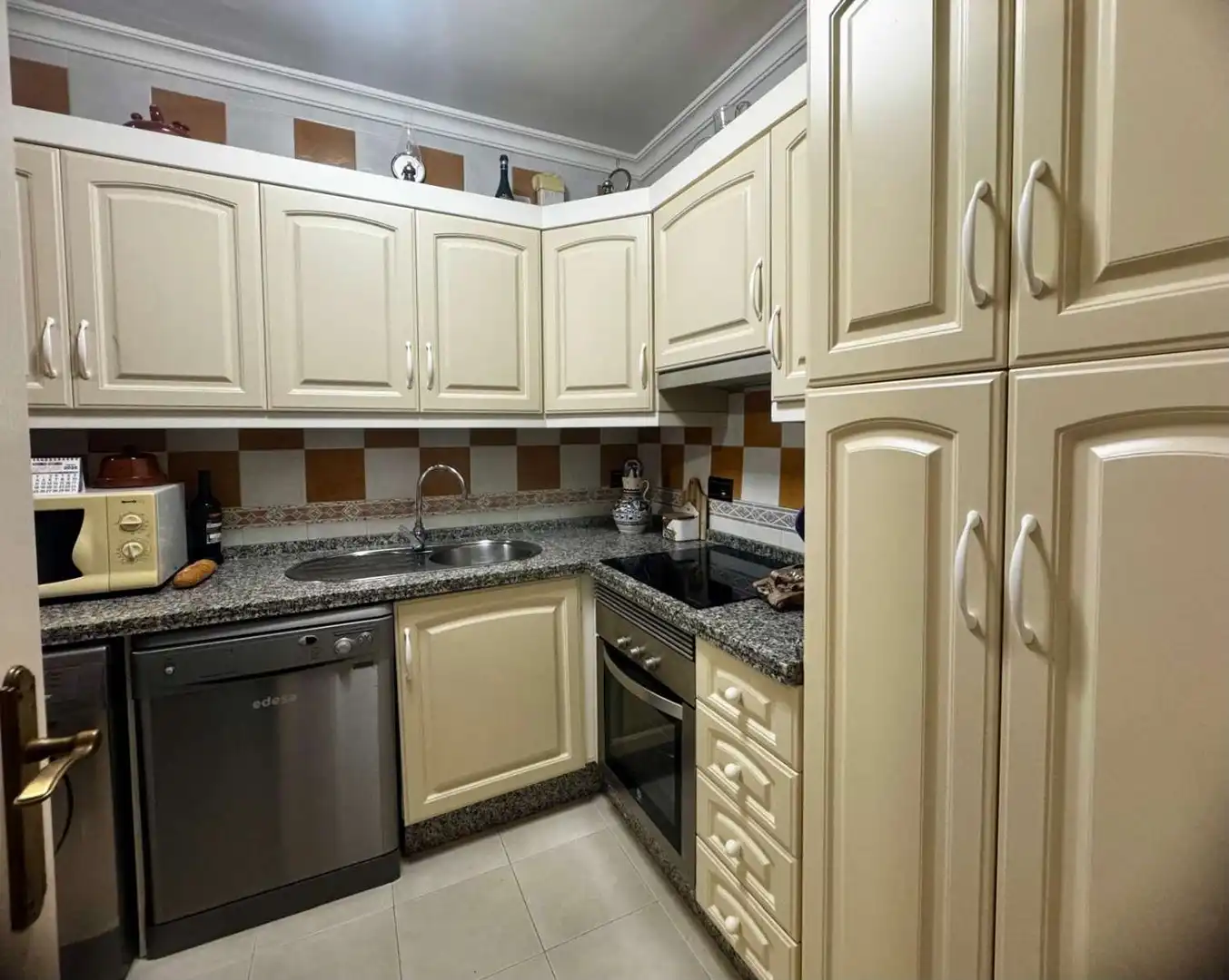 Cocina de Piso en venta en Torrox con Piscina y Amueblado