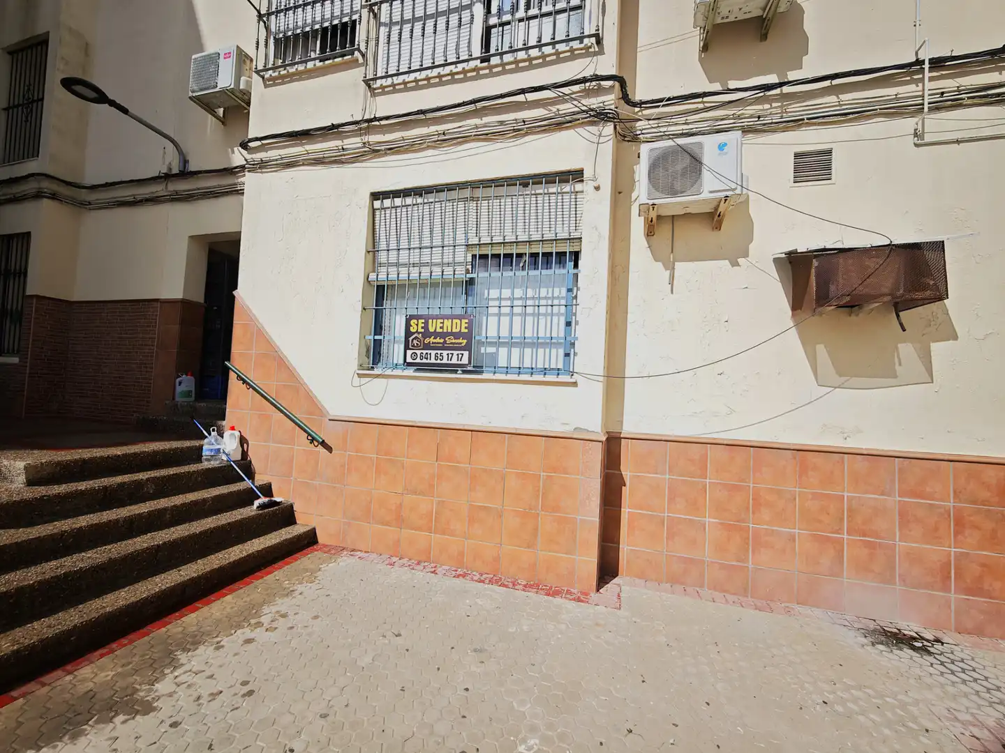 Vista exterior de Local en venda en Lebrija amb Moblat