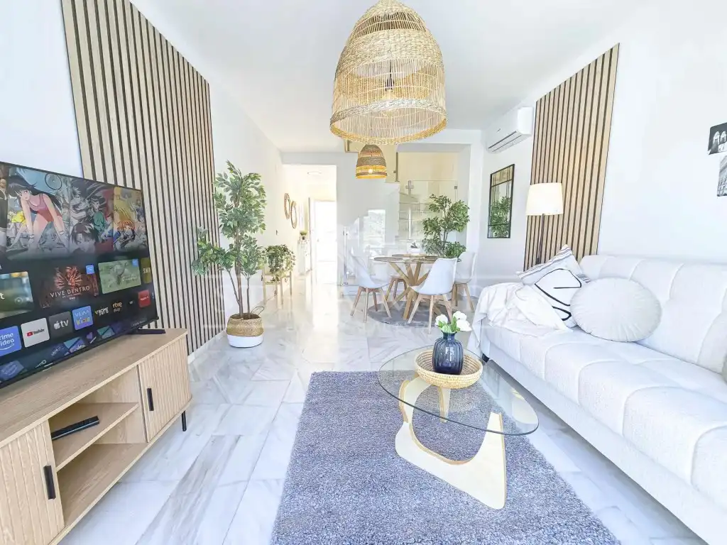 Sala d'estar de Casa adosada en venda en Nerja amb Aire condicionat, Terrassa i Moblat