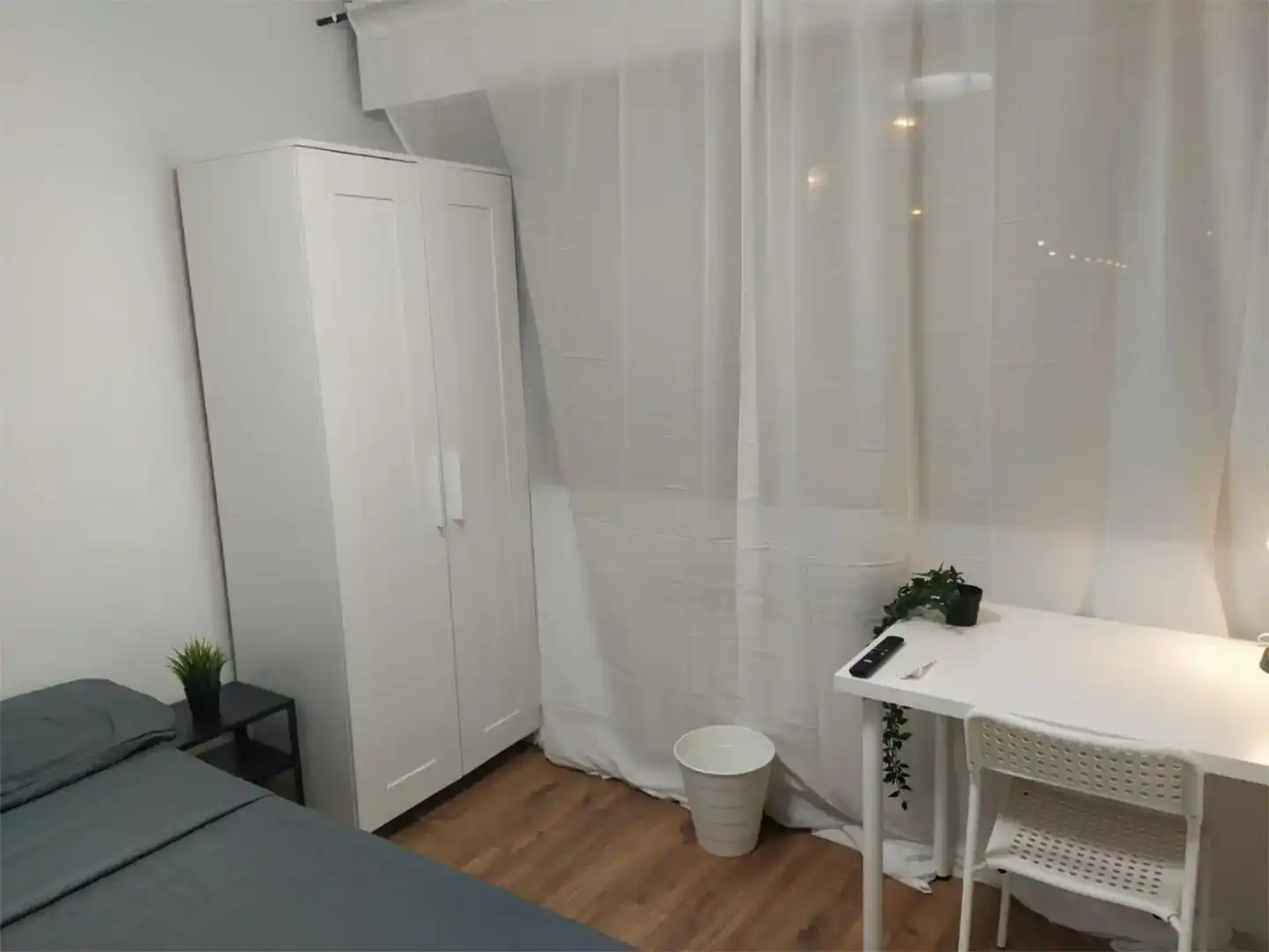Bedroom of Houses for share in Zaragoza  with Private garden, Parquet flooring and Furnished