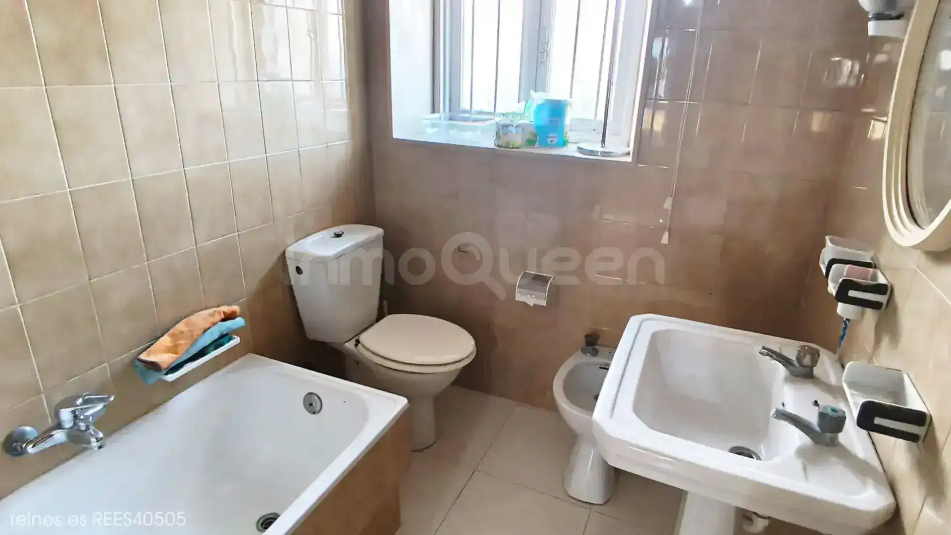Badezimmer von Einfamilien-Reihenhaus zum Verkauf in Miengo mit Heizung und Privatgarten
