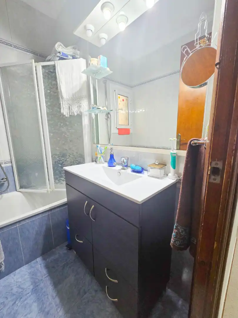 Baño de Casa adosada en venta en Ripollet con Calefacción, Trastero y Horno
