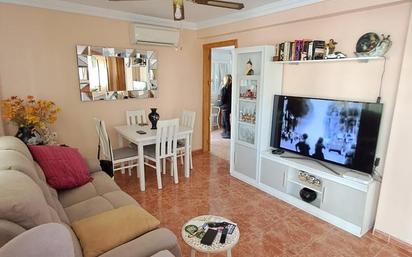 Living room of Flat for sale in Vélez-Málaga  with Air Conditioner, Terrace and Furnished