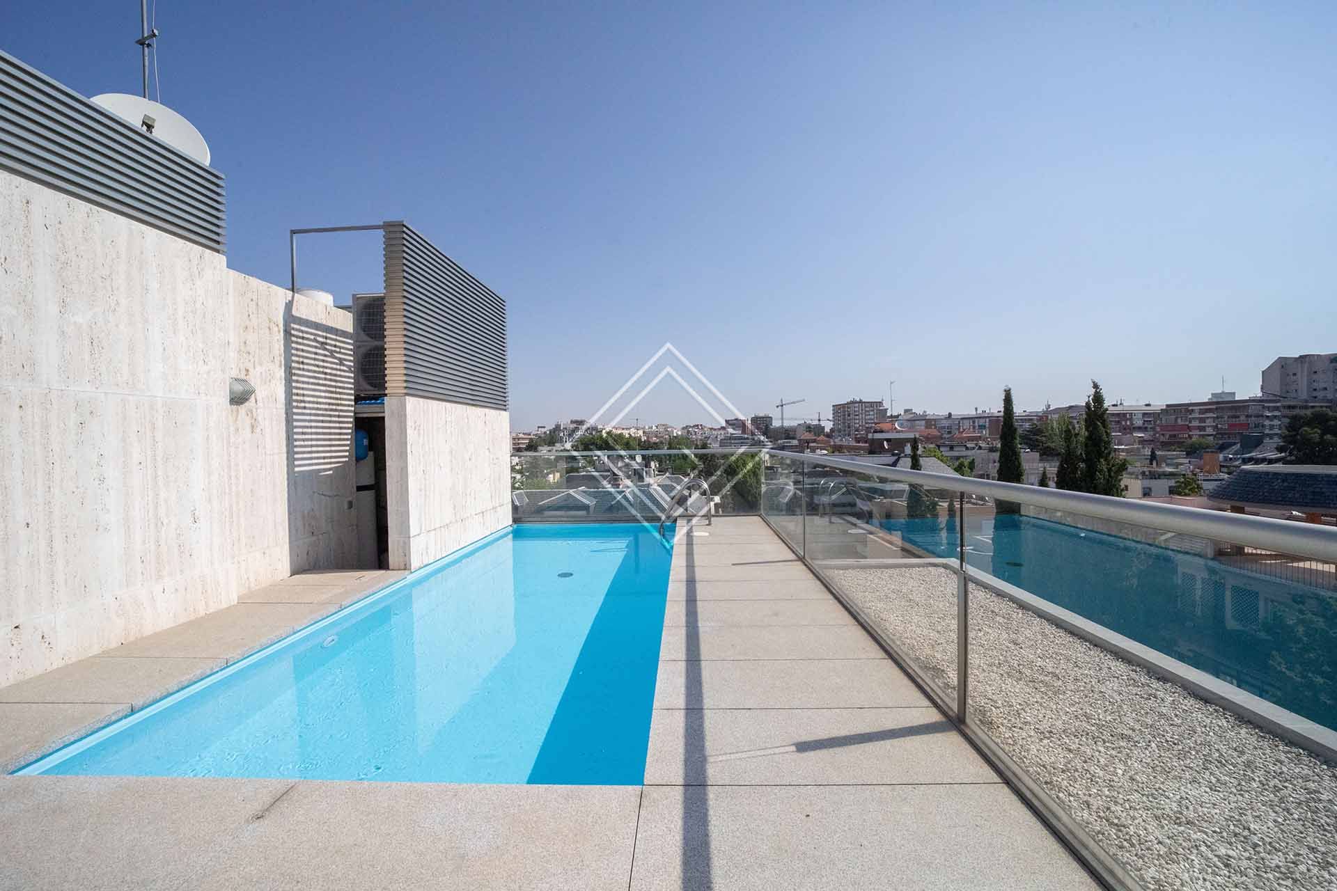Piscina de Àtic en venda en  Madrid Capital amb Aire condicionat, Jardí privat i Terrassa