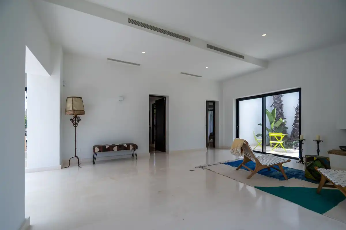 Sala d'estar de Casa adosada en venda en Marbella amb Aire condicionat, Terrassa i Traster