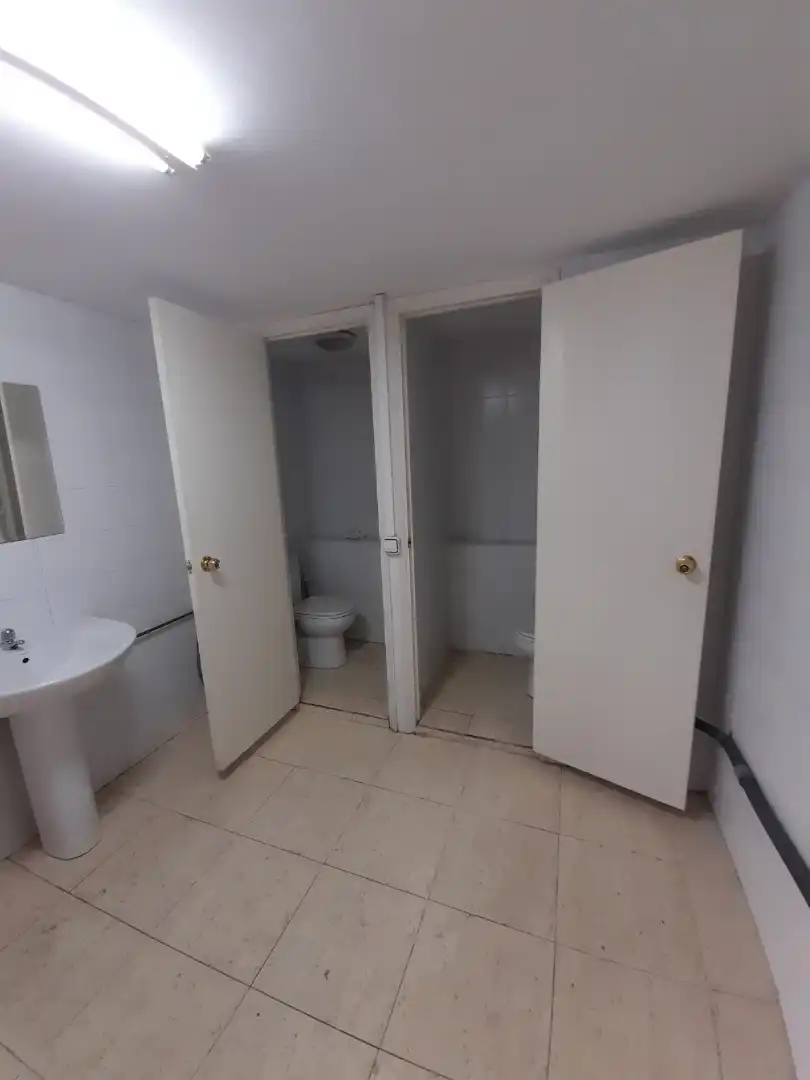 Badezimmer von Fabrikhallen zur Miete in Can Casablanques