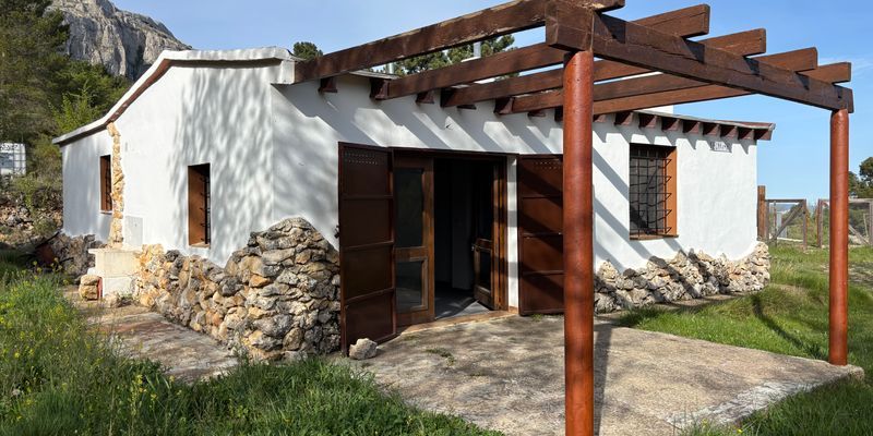 Vista exterior de Finca rústica en venda en Confrides amb Jardí privat